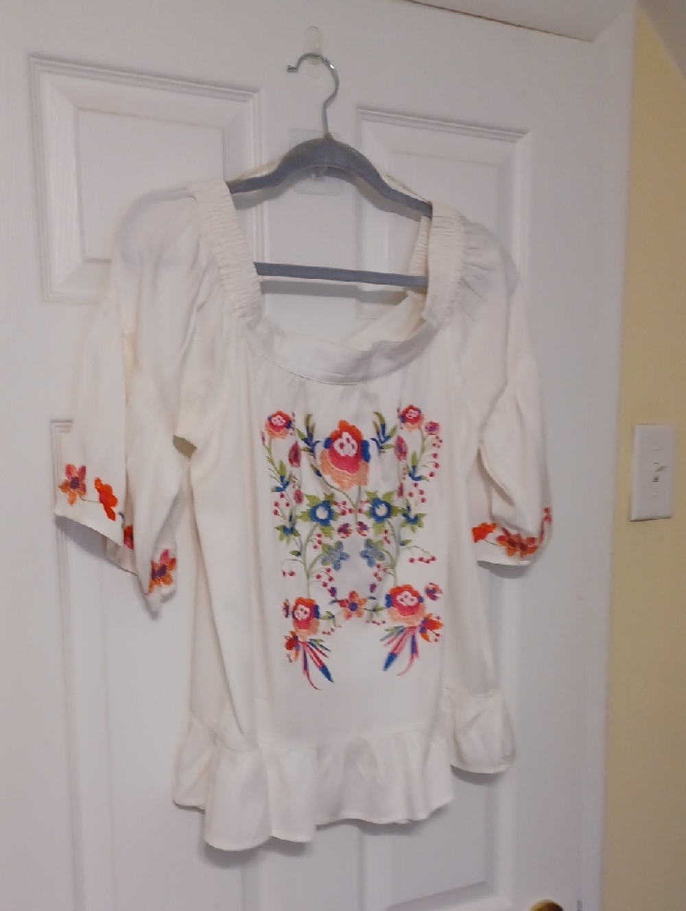 Umgee Sz M, Creamy White Peasant Top with Multicolor Floral Embroidery. - Picture 5 of 11
